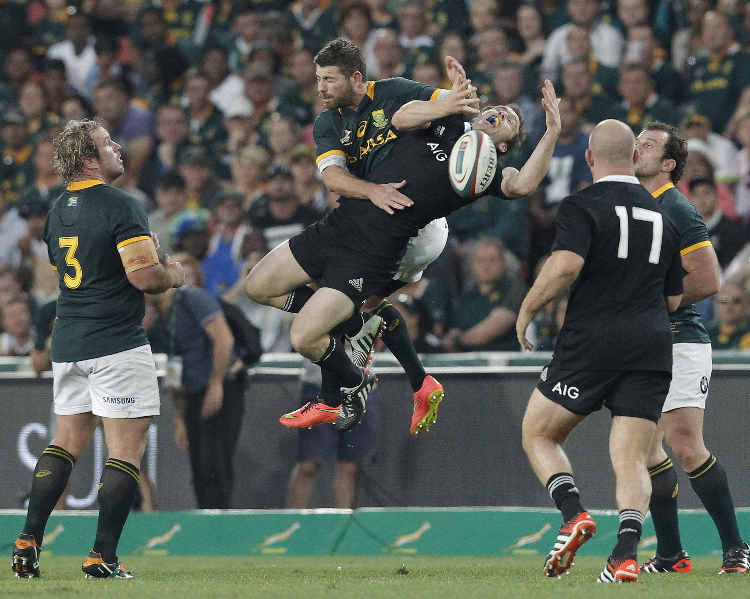 South Africa's Willie le Roux vies for the ball with New Zealand's Ben Smith during their Rugby Championship test match at Ellis Park in Johannesburg. Photo: EPA 