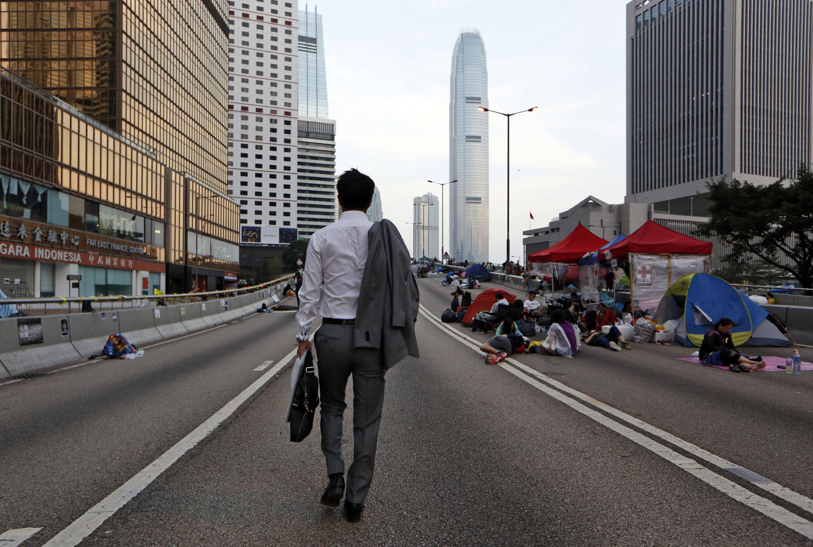 Pro-democracy student protesters sleep on a roadside in the occupied areas surrounding the government complex in Admiralty on Monday. Photo: AP