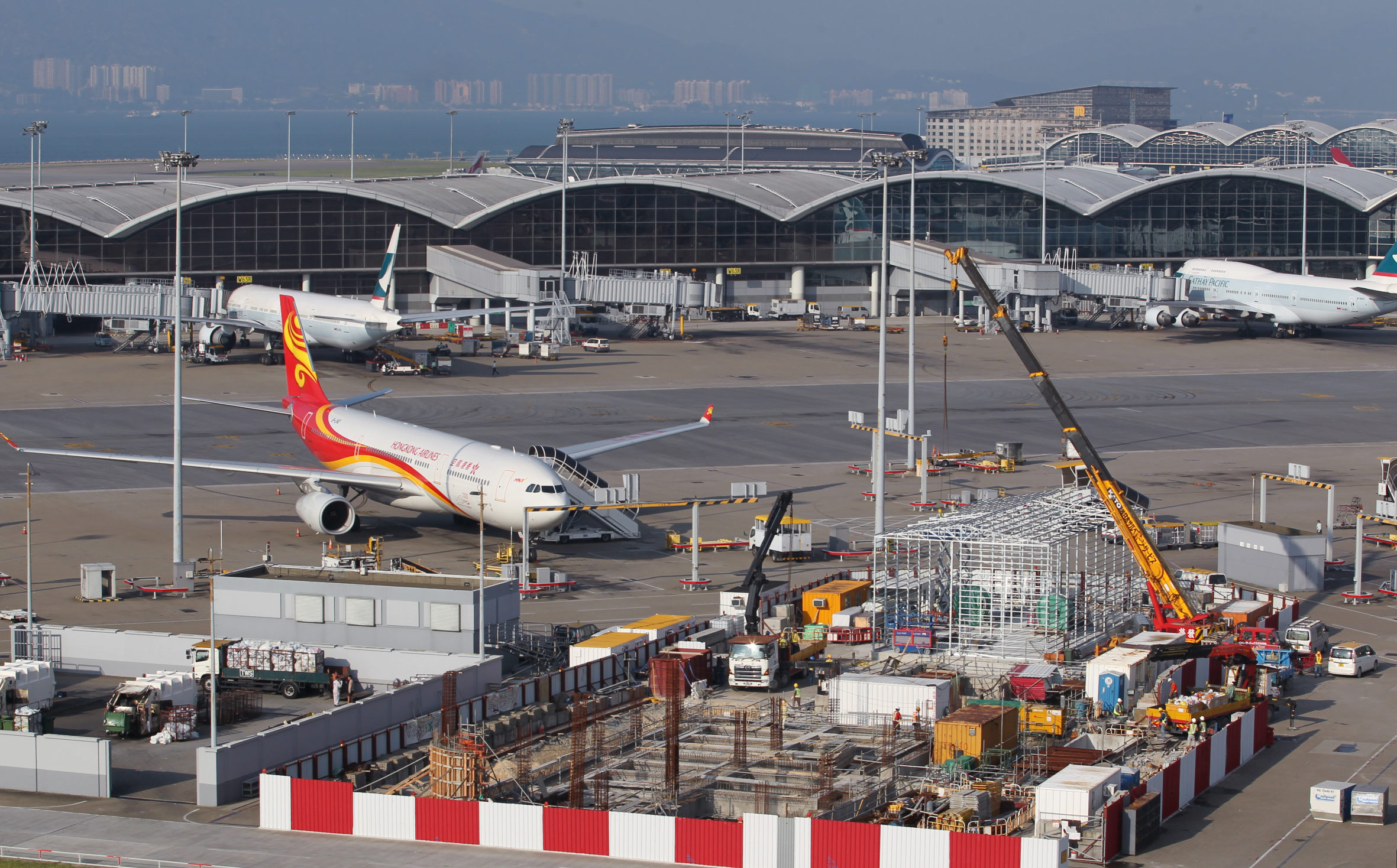 Green activists yesterday stepped up pressure on the government to reject the environmental impact assessment report on the planned third runway at Chek Lap Kok, questioning the way the government's advisers endorsed the report. Photo: Nora Tam