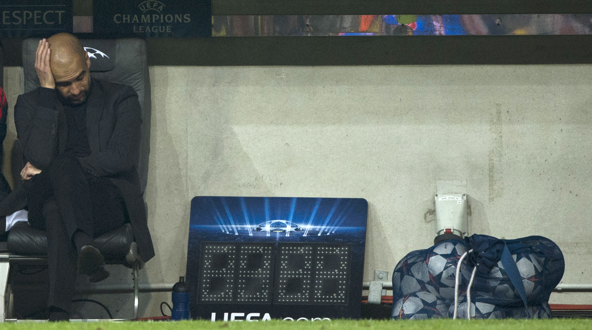 Pep Guardiola can hardly watch on the bench. Photo: AFP