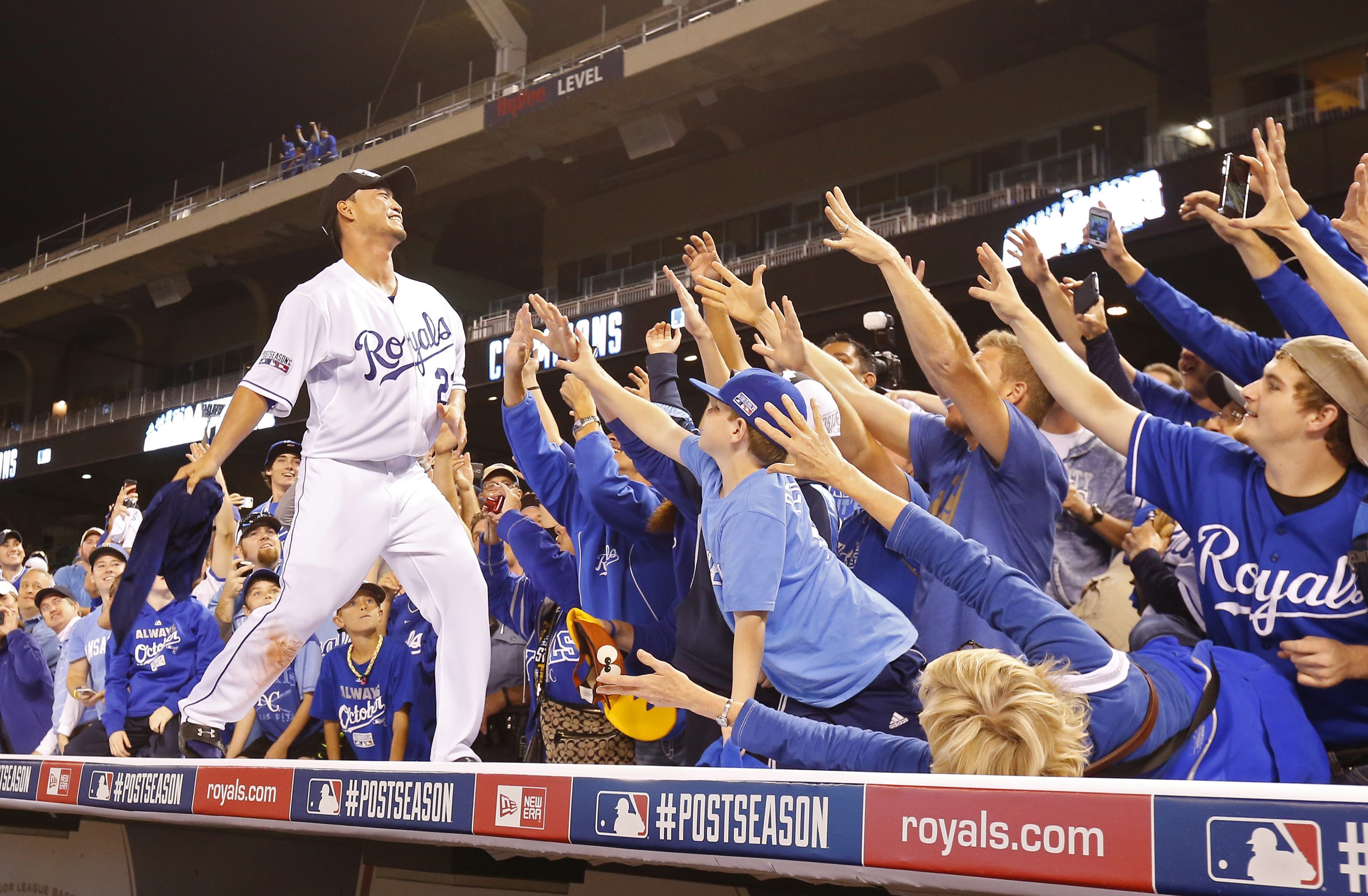 The  Royals' Nori Aoki  celebrates with fans after the series sweep. Photo: EPA