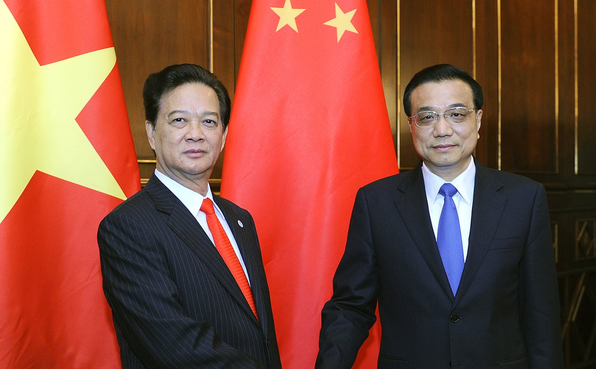 Chinese Premier Li Keqiang (right) meets with Vietnamese Prime Minister Nguyen Tan Dung in Milan on Thursday. Photo: Xinhua