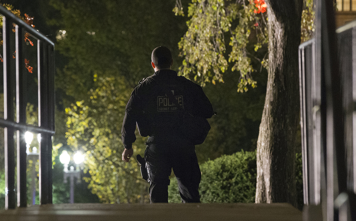 A Secret Service agent responds on the North Lawn of the White House after a man jumped the fence on Wednesday. Photo: AP
