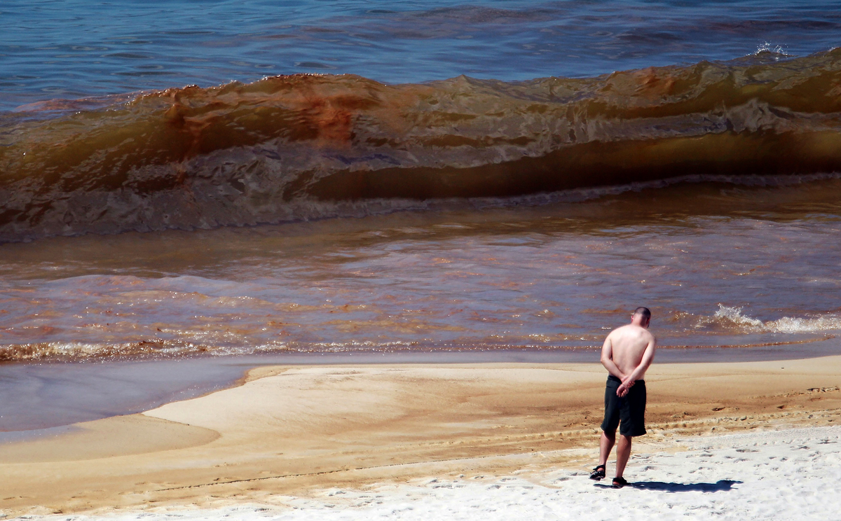 Oil is seen in the water as it washes ashore from the Deepwater Horizon oil spill in the Gulf of Mexico on June 26, 2010 in Orange Beach, Alabama. Photo: AFP
