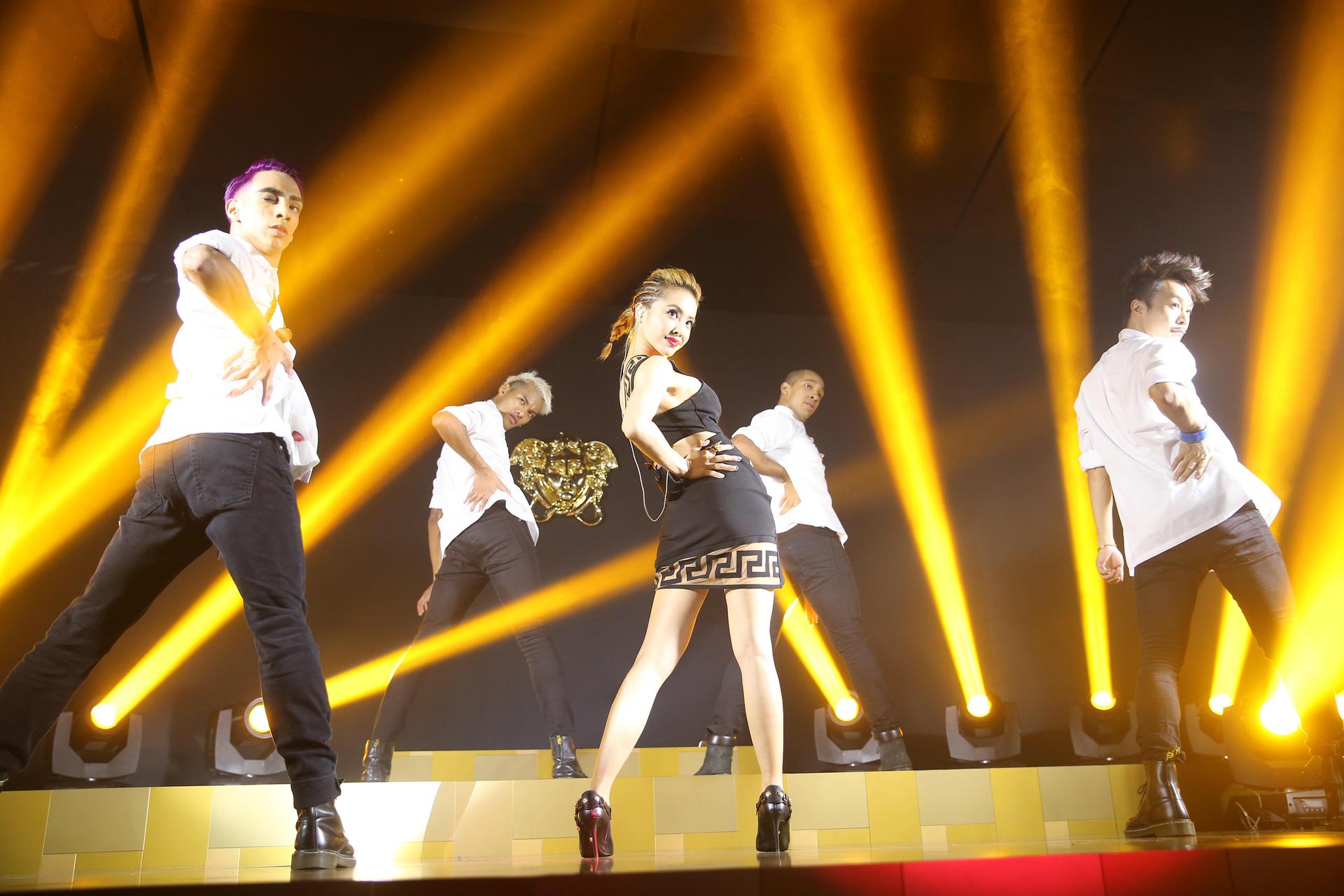 Taiwanese diva Jolin Tsai gave an impressive performance at the opening party
