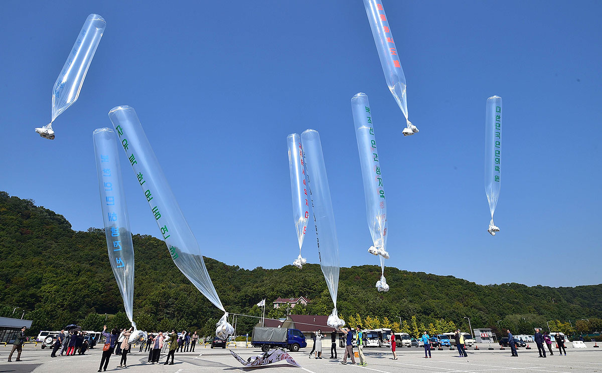 South Korean activists release balloons carrying anti-North Korea leaflets at a park near the inter-Korea border in Paju, north of Seoul. Photo: AFP