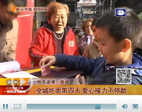 A child is making donation to the injured son of the noodle restaurant's owner. Photo: Screenshot