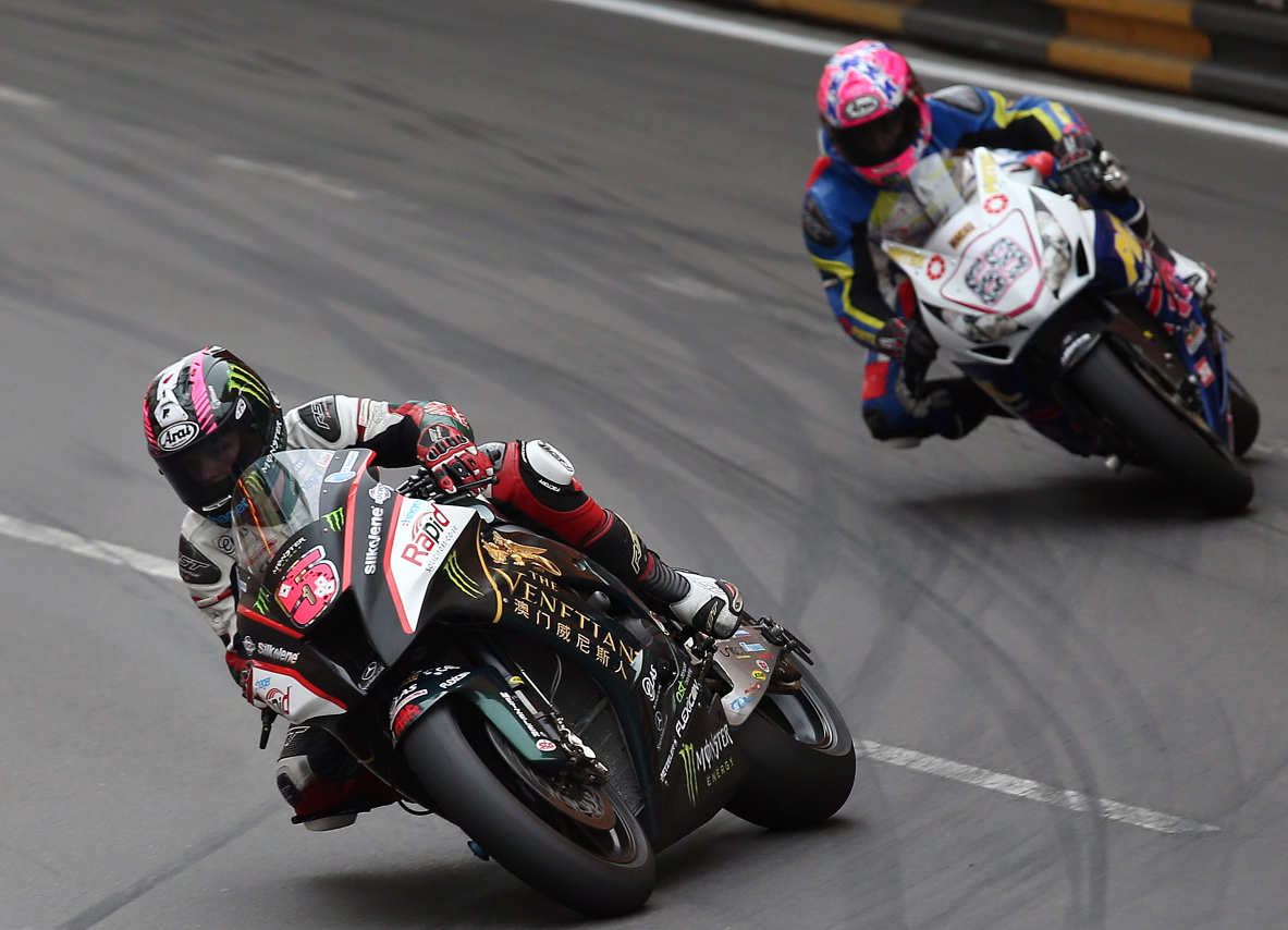 Stuart Easton leads Lee Johnston during Friday's qualifying at the 61th Macau Grand Prix. Photo: K.Y. Cheng