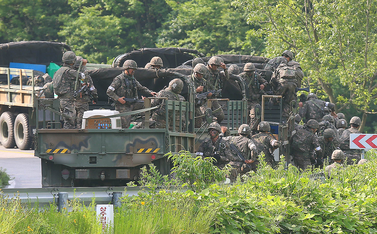 South Korean soldiers disembark from military vehicles near the Demilitarised Zone (DMZ) between the two Koreas. Photo: AFP