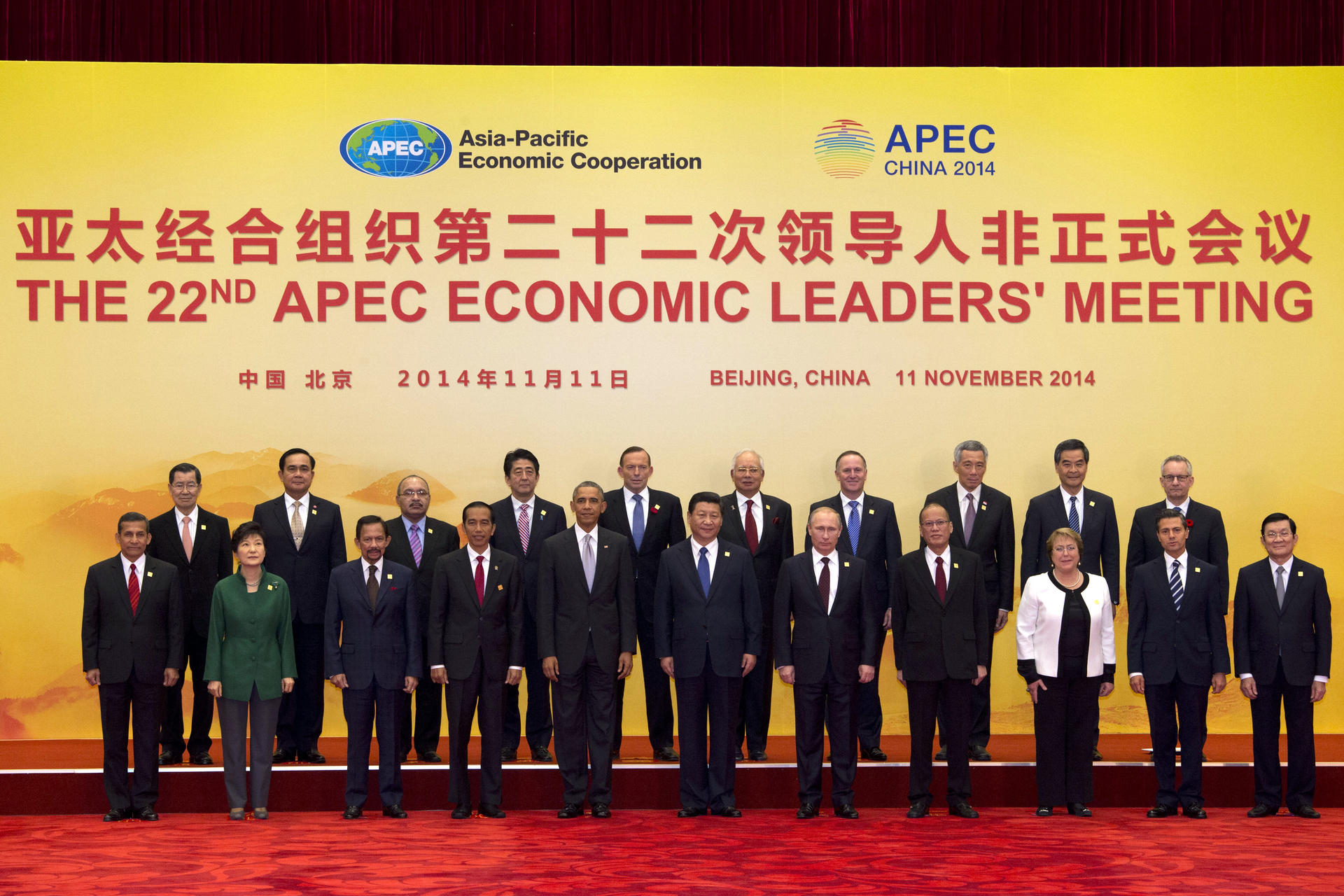 Xi Jinping, Vladimir Putin and Barack Obama are prominent at the Apec photo shoot. Widodo and Aquino are pushed aside. Photo: AP
