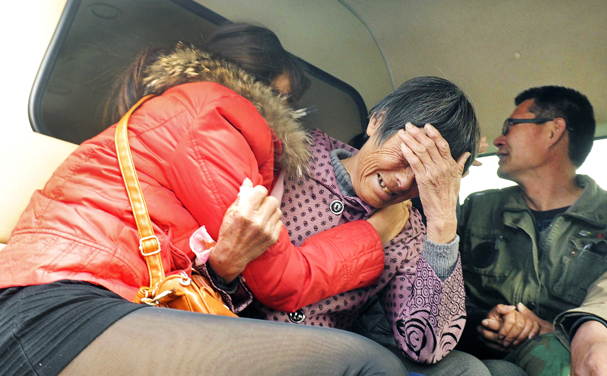 Relatives mourn children killed when their school minibus collided with a truck in Penglai. Photo: Reuters

