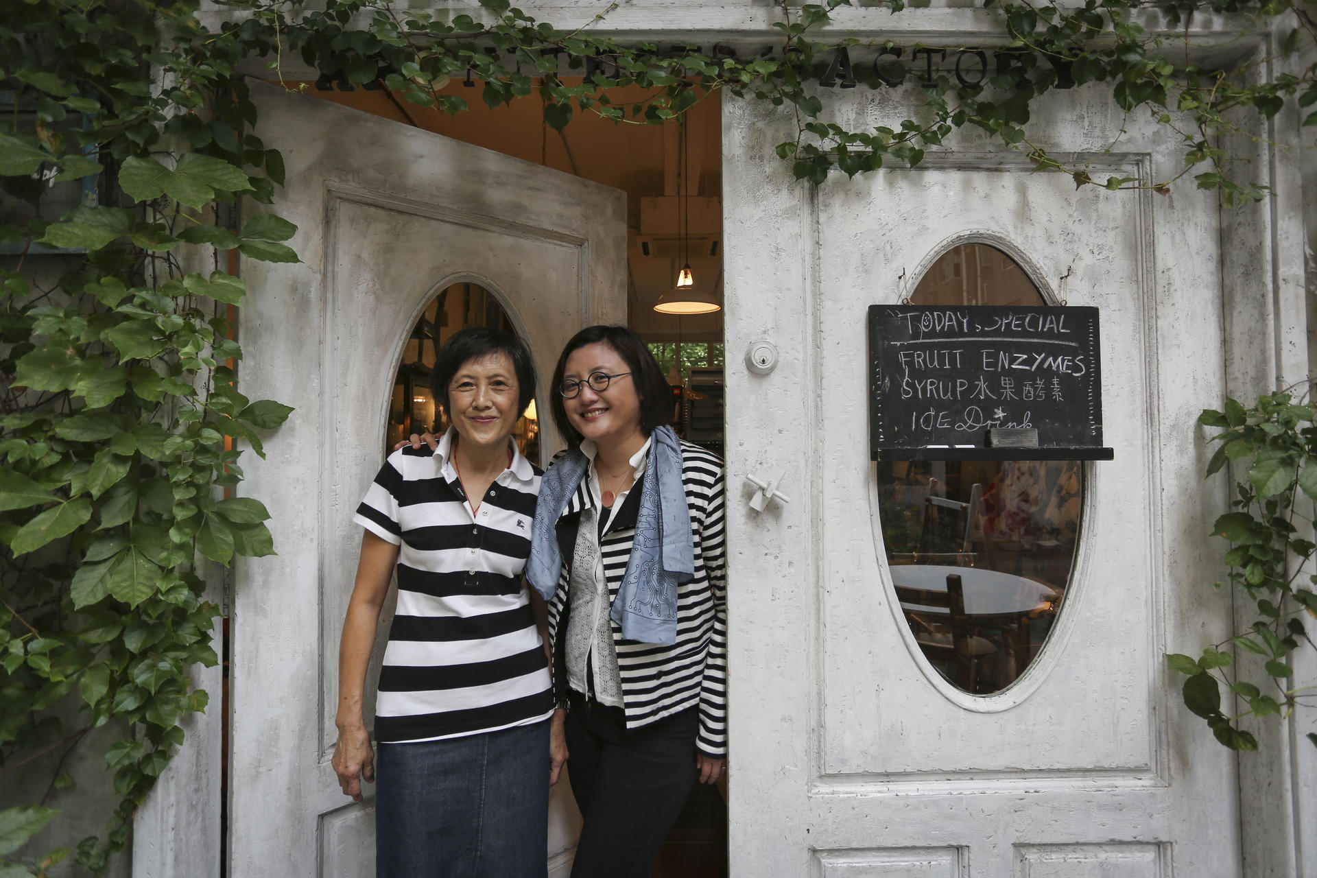 Tan Lam with her mother, Amy Chan.