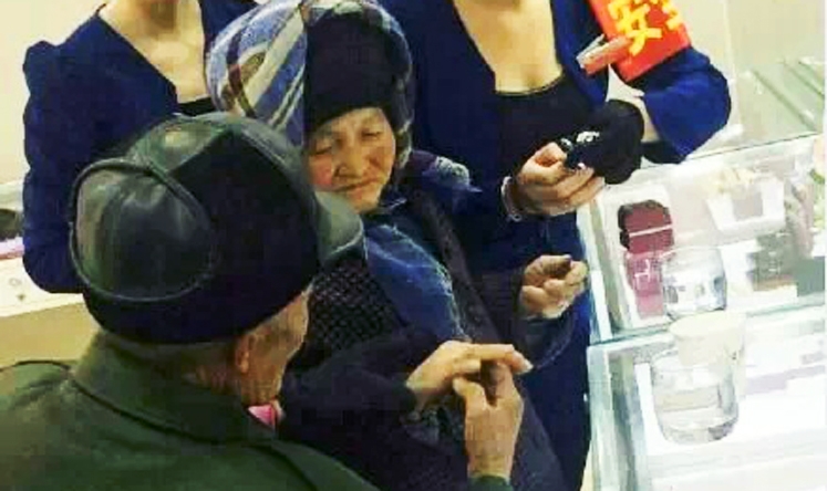  Pictures posted online of the old man buying his wife a diamond ring have attracted hundreds of comments from Chinese microbloggers. Photo: iFeng.com