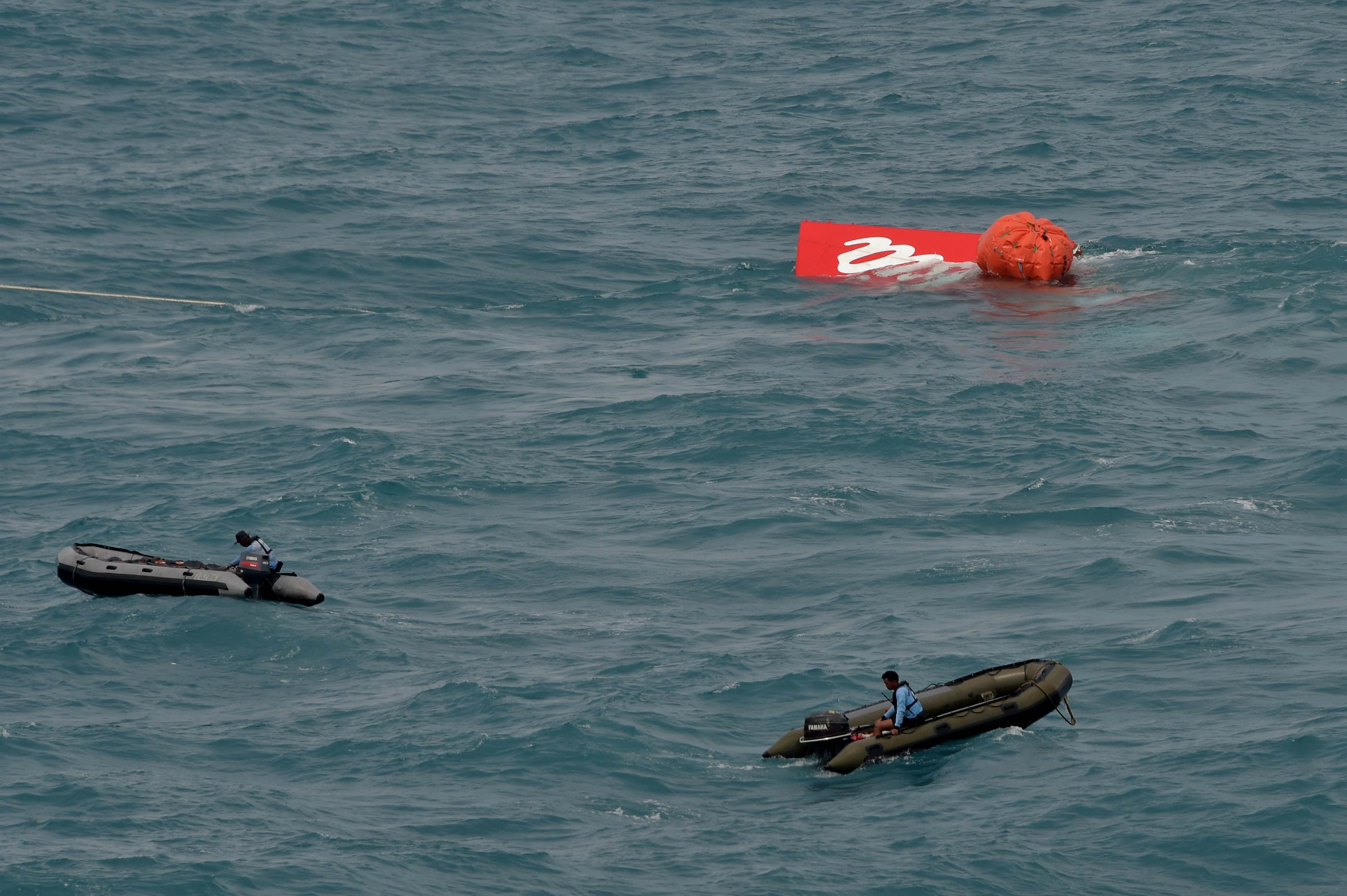  The tail section of crashed AirAsia flight QZ8501 is hoisted from the Java Sea by crane on Saturday. Photo: Xinhua