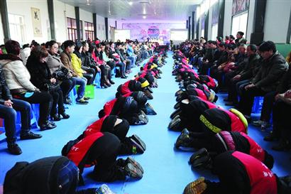 Hundreds of pupils kowtow to their parents at a school in Jiading district, Shanghai. Photo: SCMP Pictures