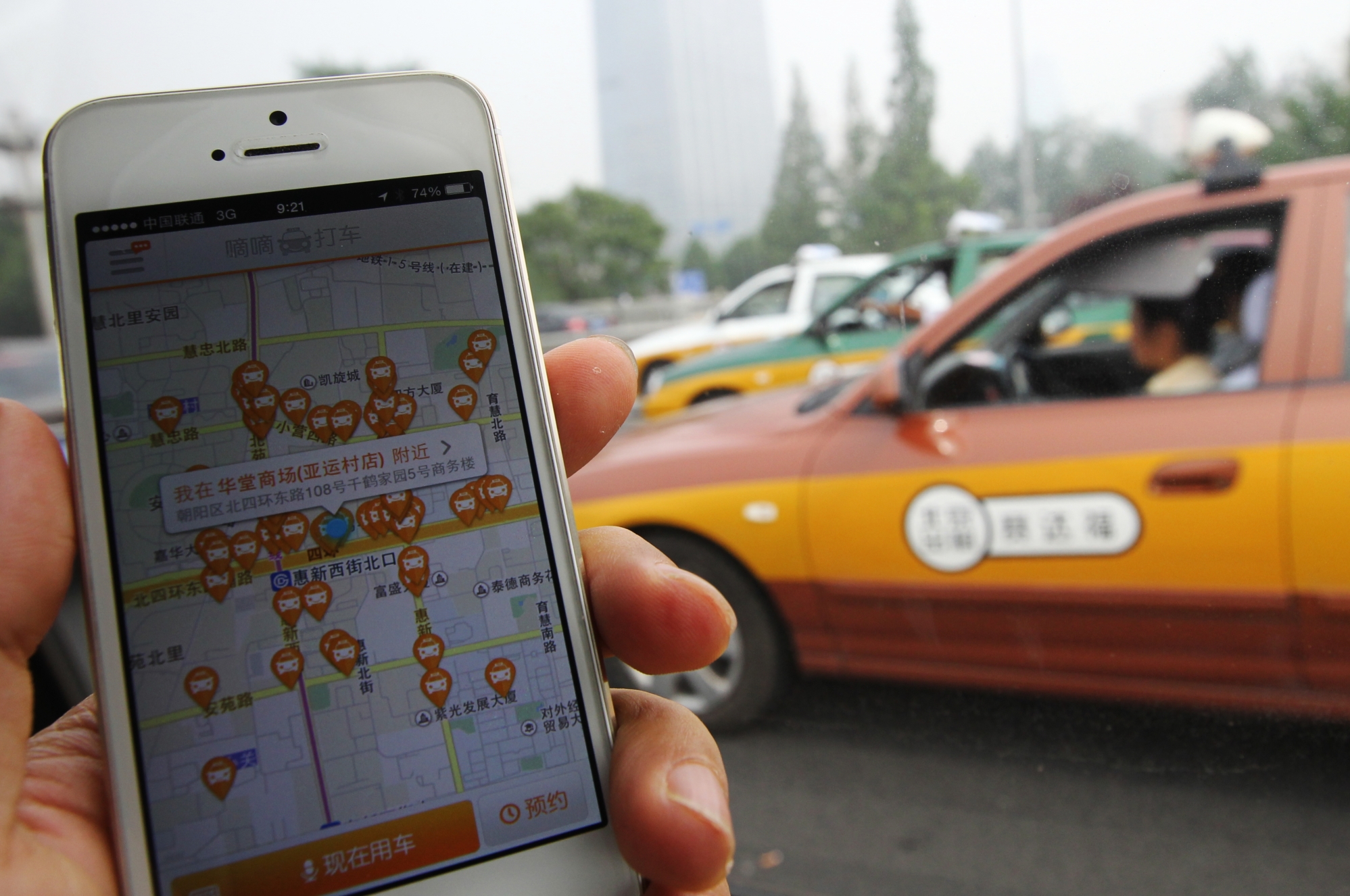 The apps allow car rental drivers without taxi licences to directly pick up passengers. Photo: Simon Song