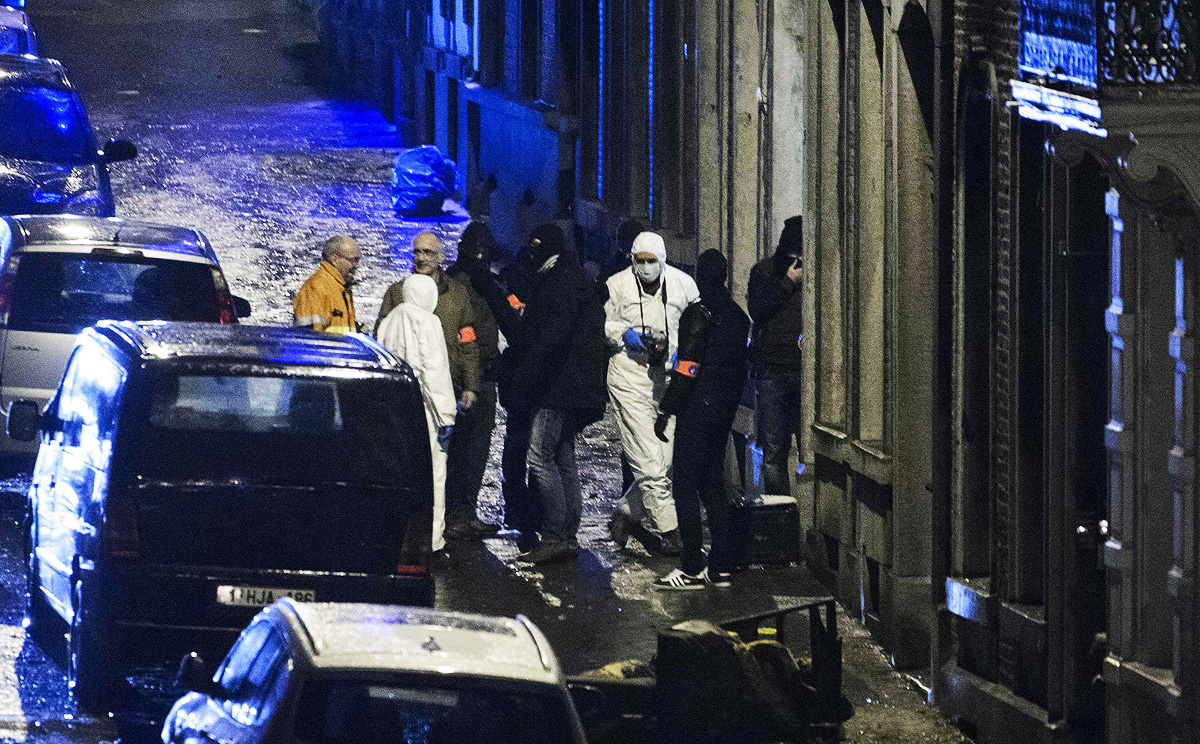 Belgian counter-terrorist block a road in the central city of Verviers where a gun battle raged as they raided an apartment. Photo: Reuters