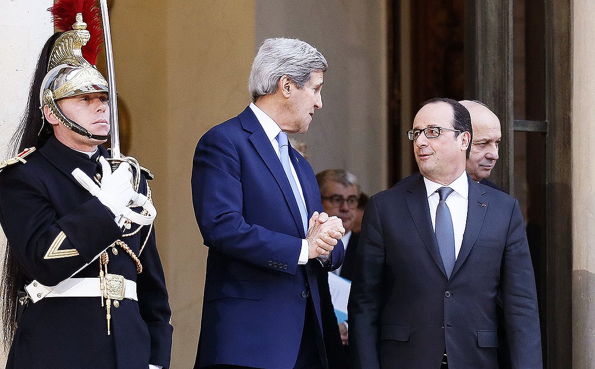 French president François Hollande bids farewell US Secretary of State John Kerry after a meeting at the Elysee Palace in Paris. Photo: AFP