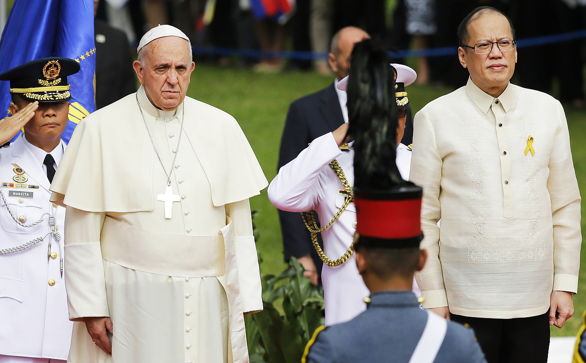 Pope Francis and President Benigno Aquino during a welcoming ceremony at the Presidential Palace grounds in Manila on Friday. Photo: AP