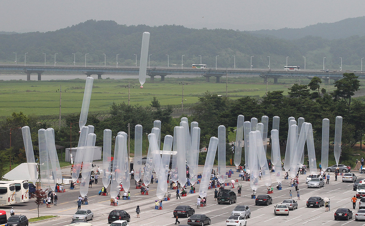 South Korean activists and North Korean defectors release balloons due to float north carrying sacks of propaganda leaflets in this file picture from July 2014. Photo: AP 