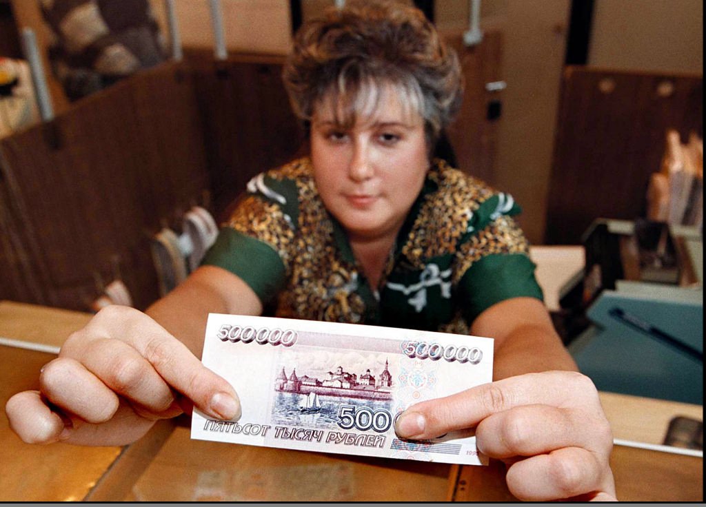 A cashier in a Russian savings bank shows a 500,000 rouble note. Indonesia's experience in the 1997/98 Asian financial crisis should give a lesson to what Moscow can do about the rouble's near free-fall. Photo: AFP