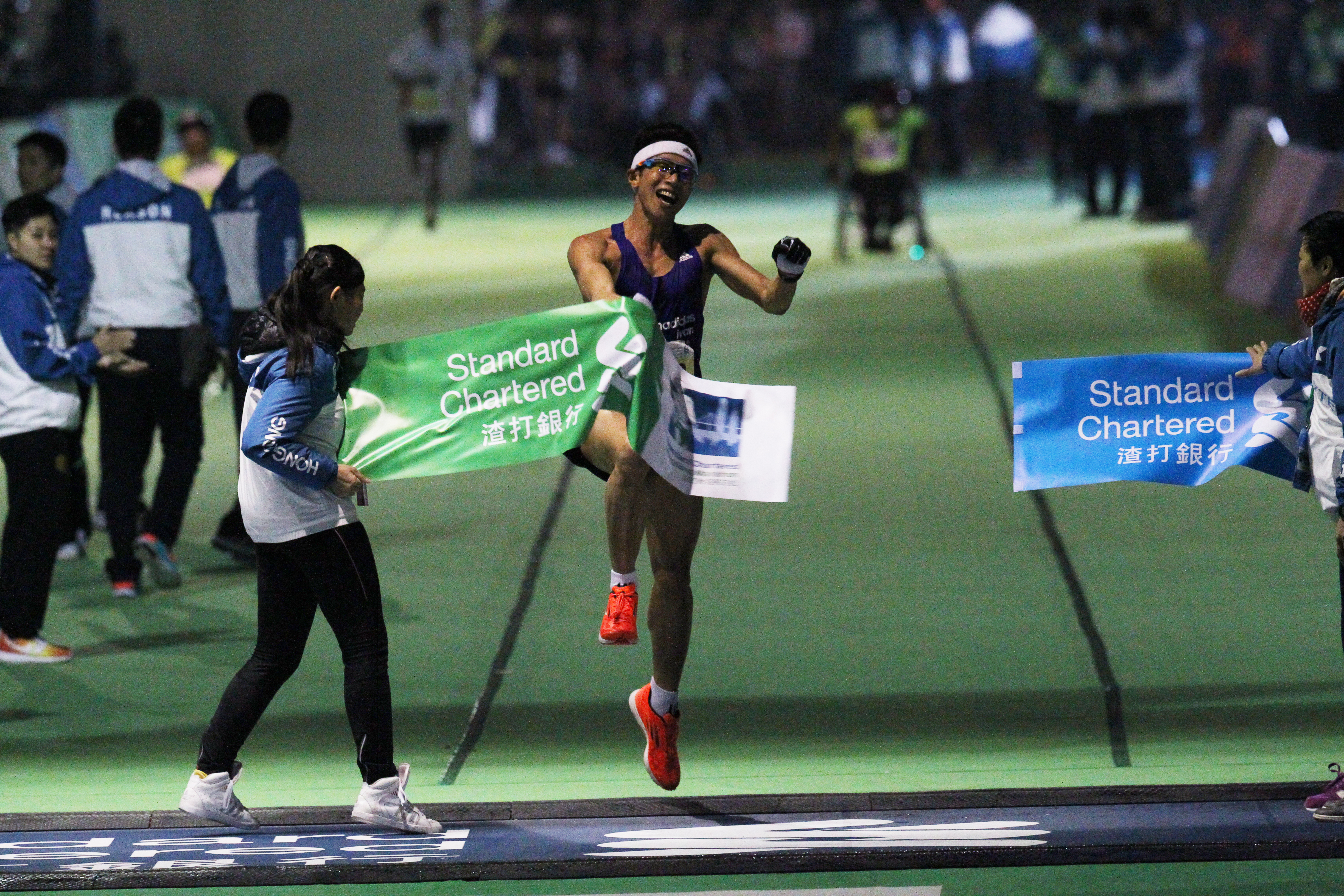 Ivan Lo breaks the tape to win the 10k. Photos: Nora Tam
