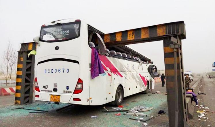 The roof of the bus was nearly sliced off by the height-restriction bar. Photos: CCTV news