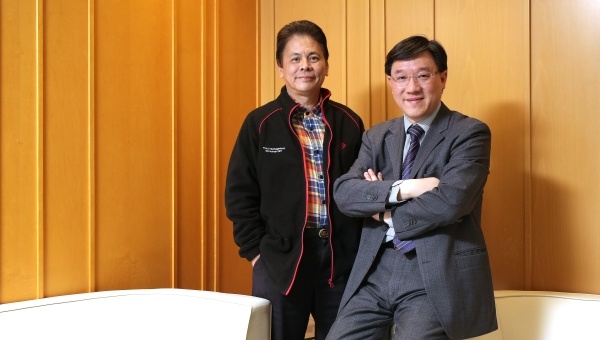Director of PolyU DBA Programme Professor Wilson Tong Hin-sang (L), and its alumni Danny Po Chun-wong