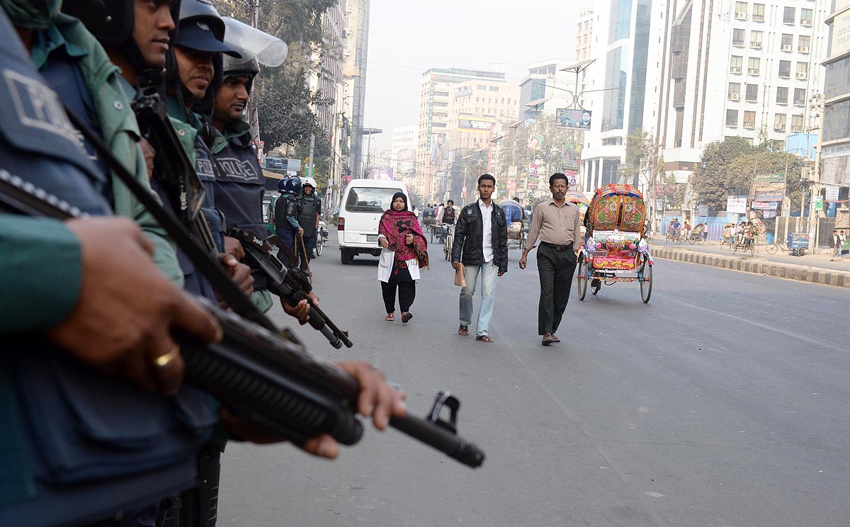 Security forces stand guard at the offices of the Bangladesh Nationalist Party, where electricity was cut on Saturday. Photo: Xinhua