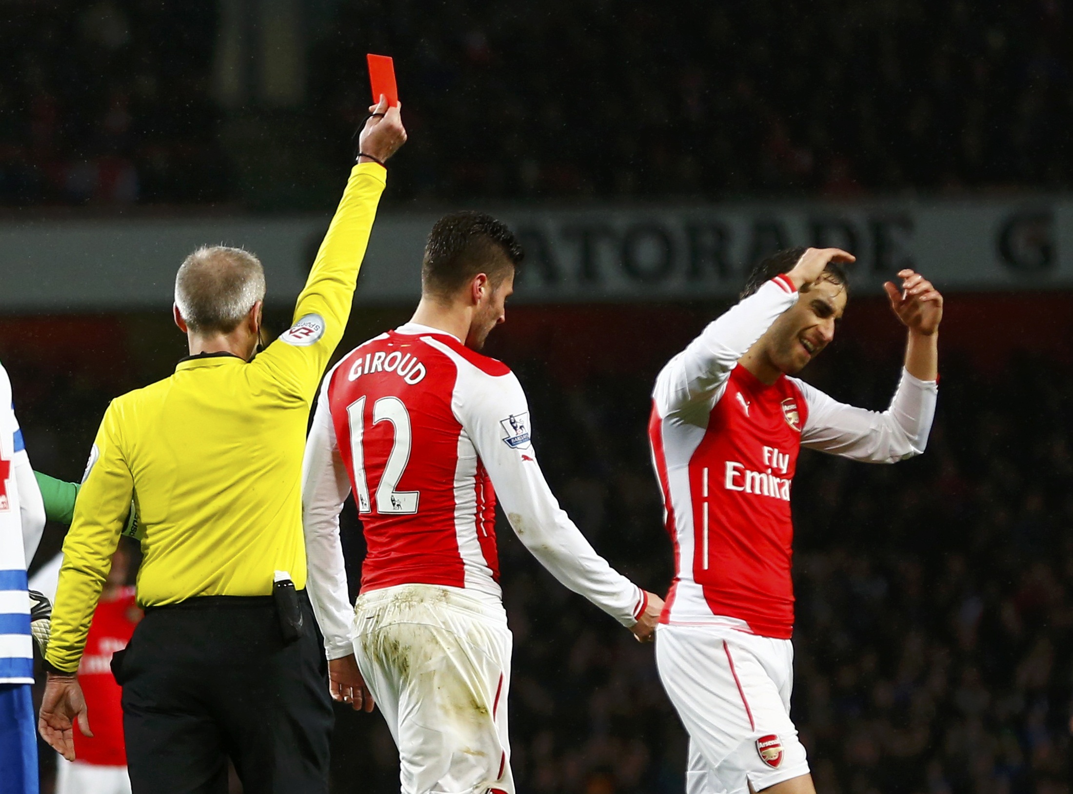Referee Martin Atkinson shows Arsenal's Olivier Giroud a red card in their EPL match against Queens Park Rangers. Photo: Reuters 