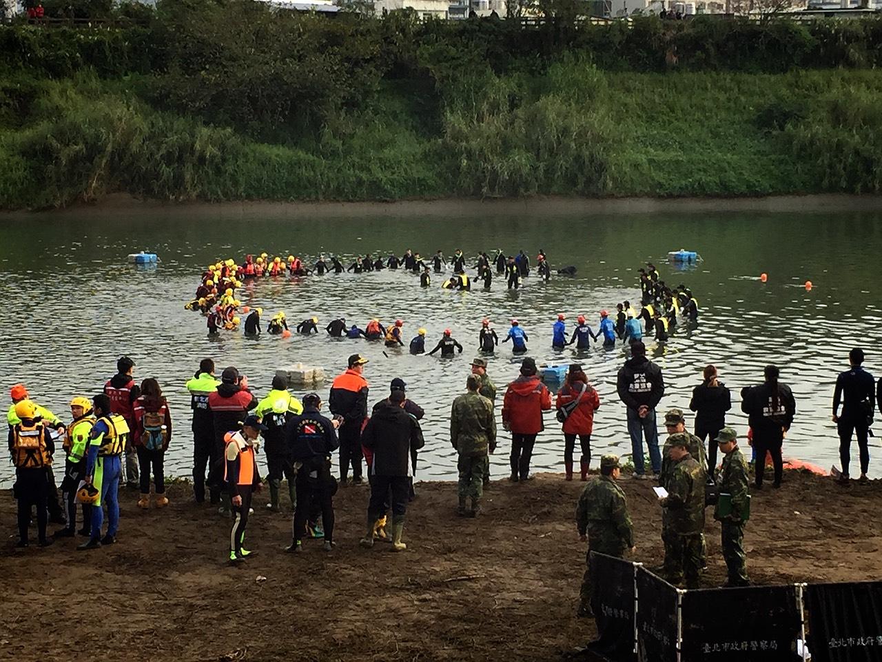 Divers continue the grim search for bodies in Taipei's Keelung River yesterday. Photo: CNA