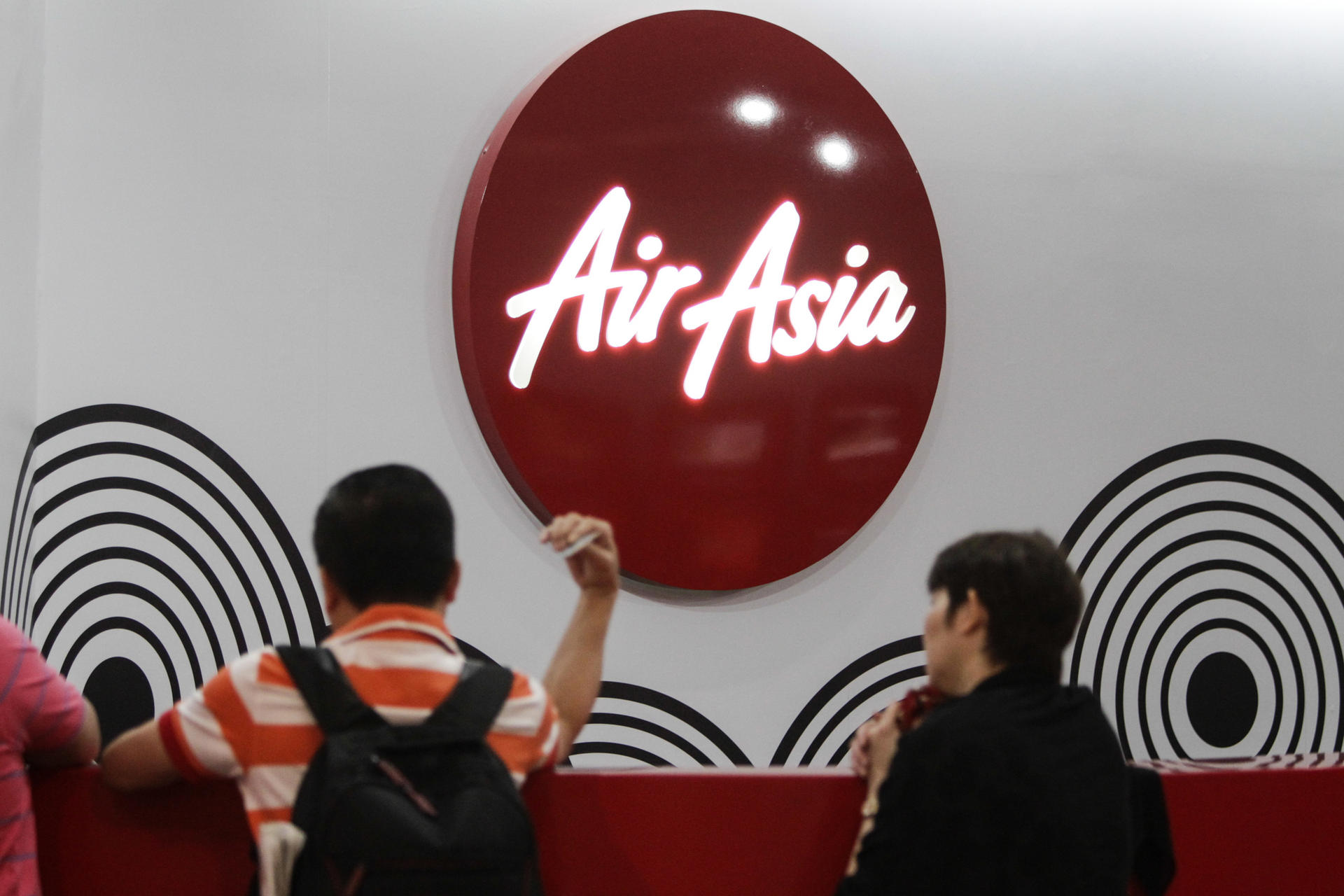 Travellers wait at AirAsia sales counter. Photo: AP