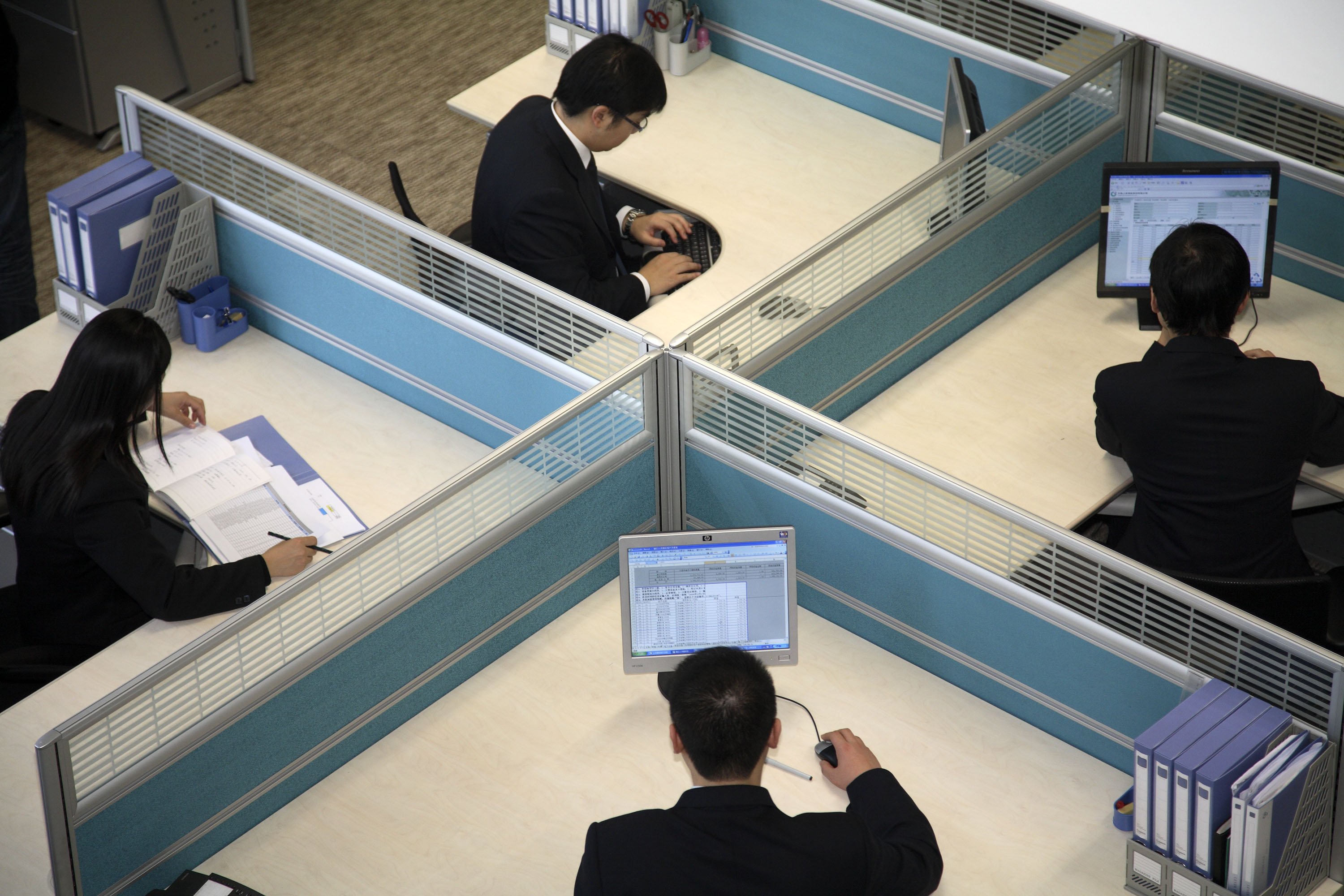 More and more people are reluctant to leave their desks. Photo: Bloomberg