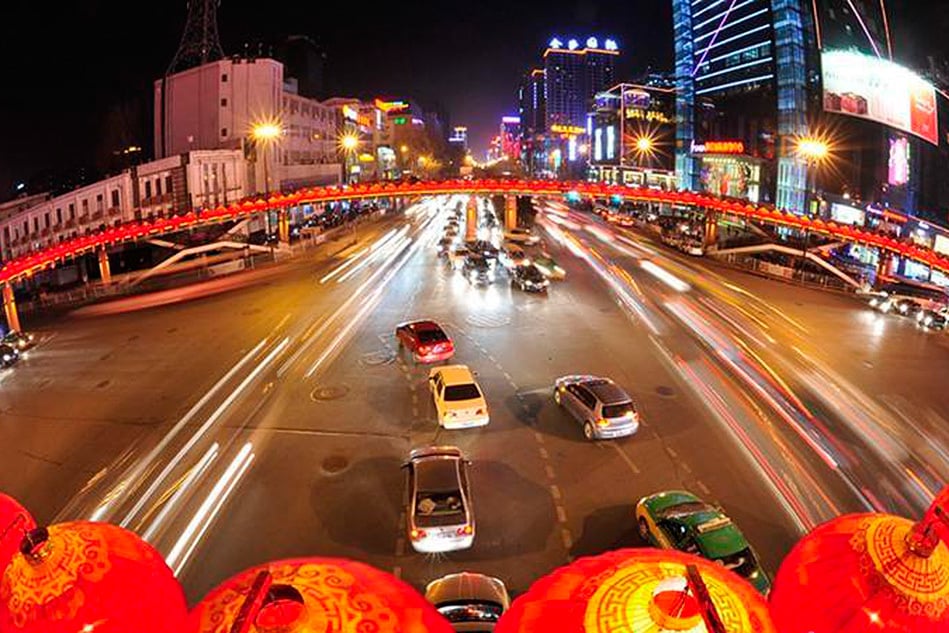 Motorists in Xian claim they have confused the Lunar New Year red lantern decorations at road junctions for traffic lights. Photo: sxdaily.com.cn