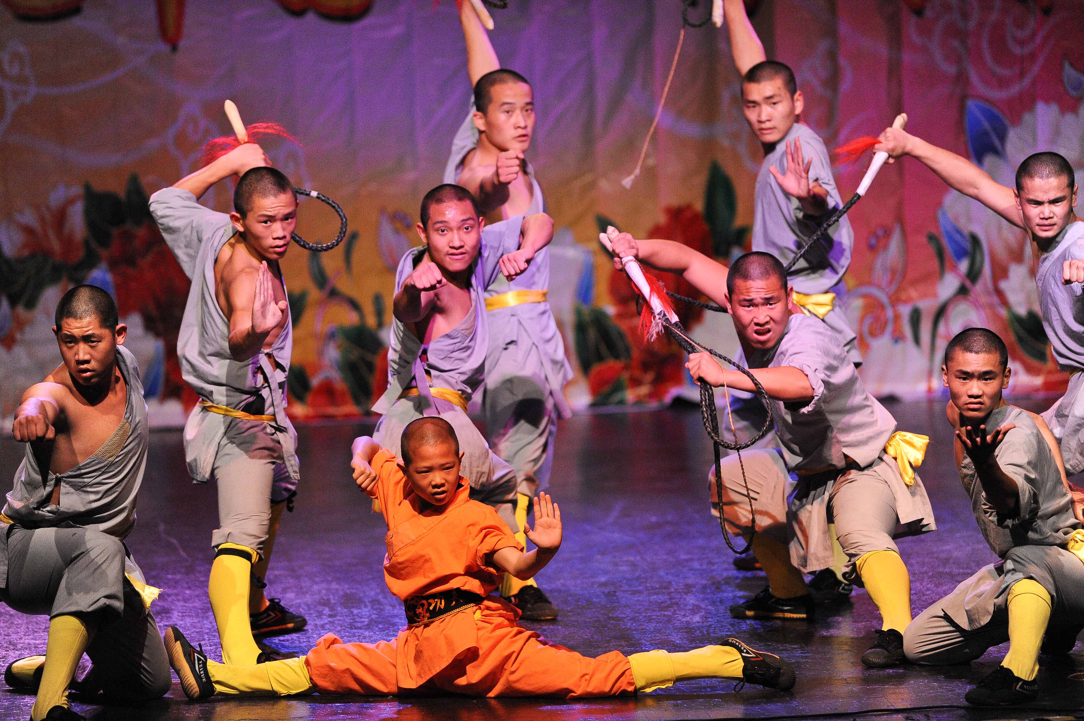 Warrior Monks of Shaolin Temple present martial arts on the sidelines of the Spring Festival celebration in Santiago, capital of Chile. Photo: Xinhua