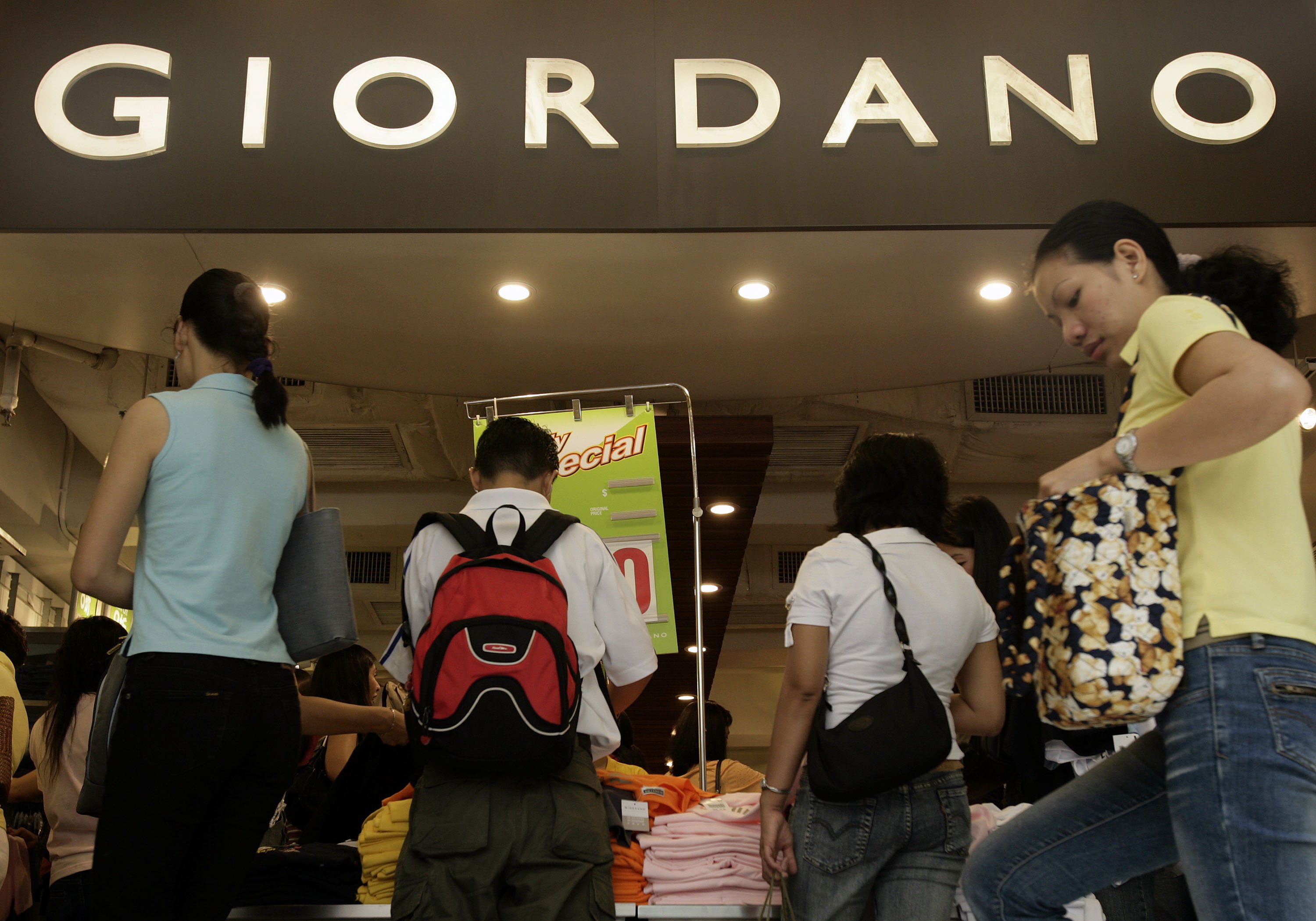 Shoppers throng a Giordano store in Hong Kong. Photo: Bloomberg