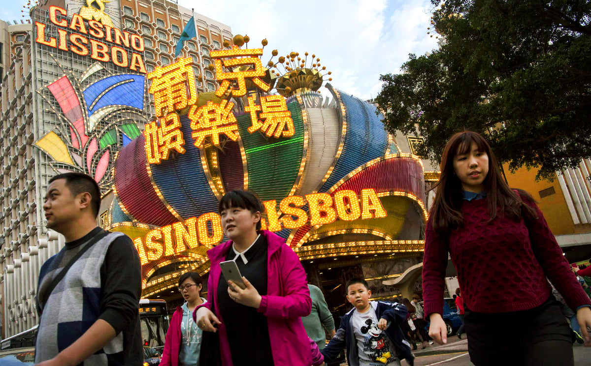 Tourists throng the front of Macau's iconic Casino Lisboa just before last month's Lunar New Year. Photo: Reuters