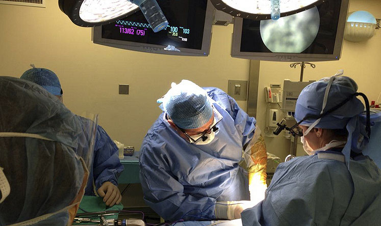 Surgeons begin to remove a kidney from donor Zully Broussard at California Pacific Medical Centre. Photo: Reuters