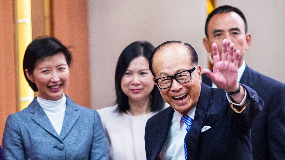 Billionaire Li Ka-shing waves after leaving a conference in Hong Kong. Photo: Bloomberg 