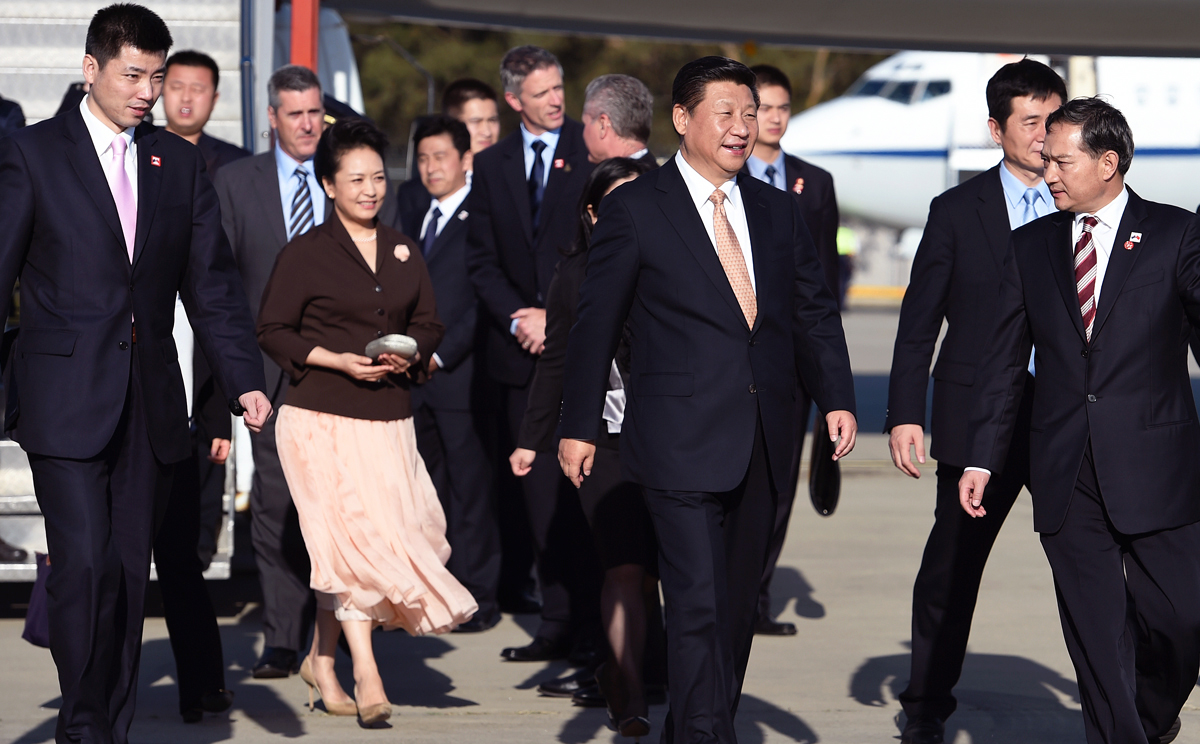 President Xi Jinping and his wife Peng Liyuan with members of their security detail as they prepare to board a flight from Sydney to New Zealand.  Photo: AFP