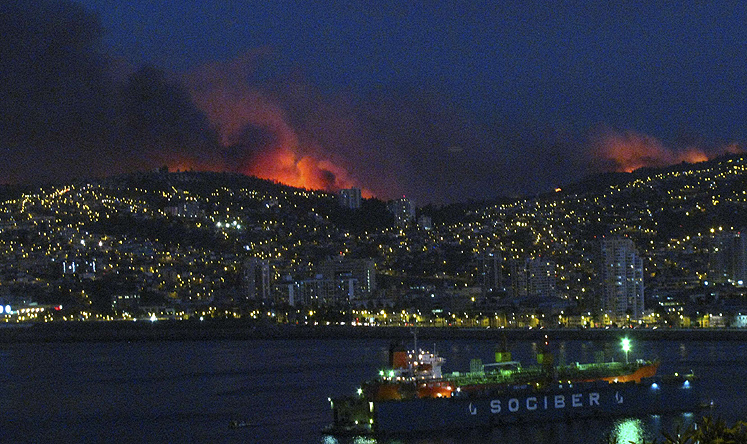 Smoke from the forest fire is seen in Valparaiso on Friday night. Photo: Reuters 