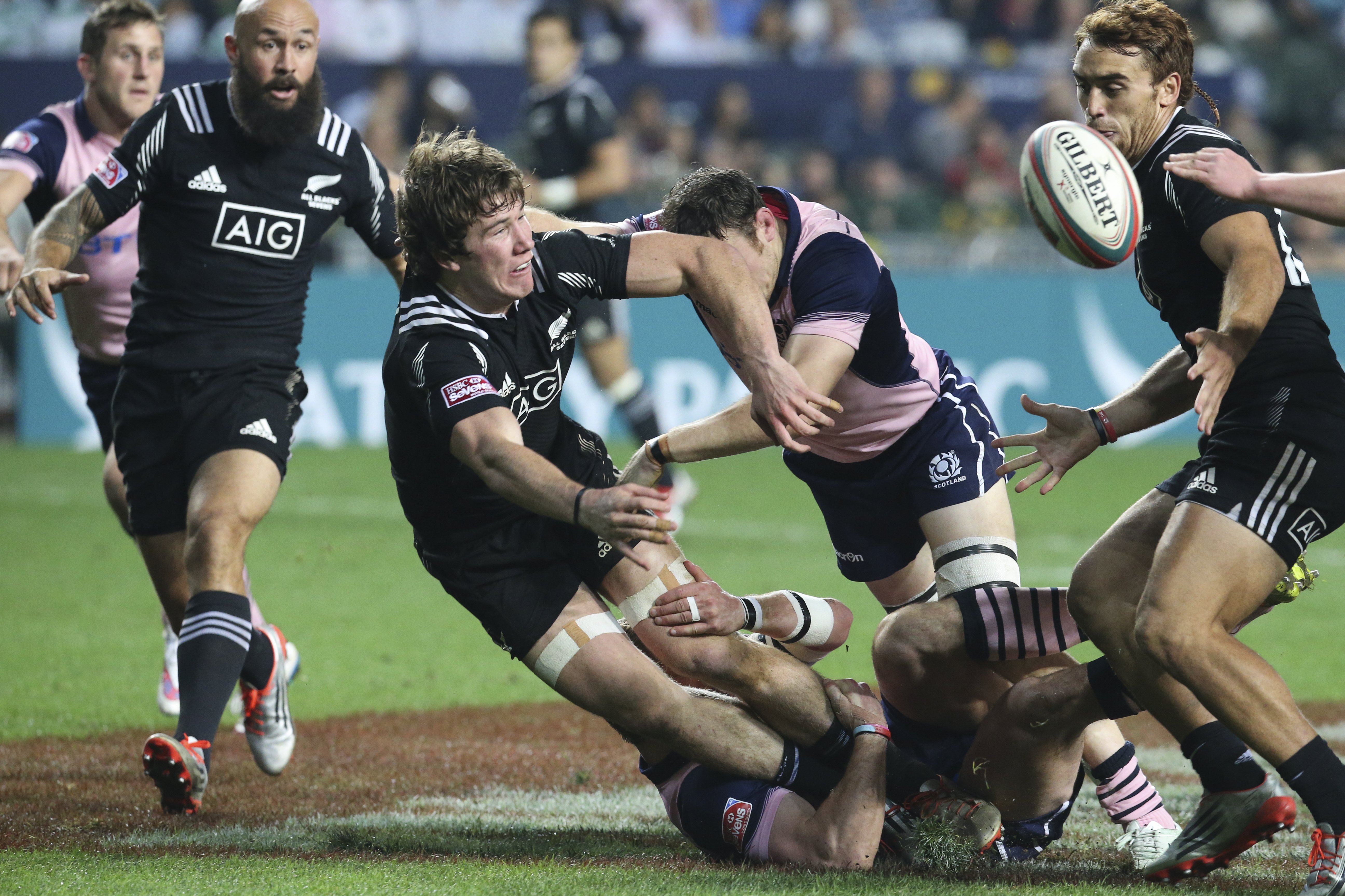 New Zealand captain DJ Forbes (far left) moves in to direct play as Sam Dickson offloads against Scotland. The All Blacks Sevens won their opening match 26-7 on Friday night at the Hong Kong Sevens. Photos: KY Cheng/SCMP