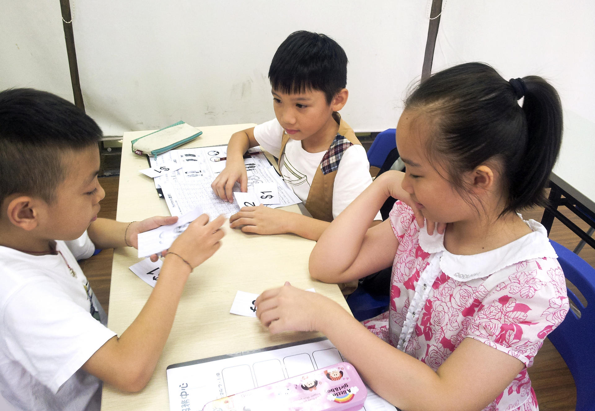 Cross-border students in a class in Shenzhen learn the exchange rate between the yuan and Hong Kong dollars.