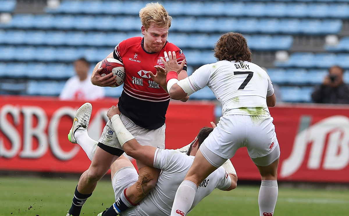 Hong Kong skipper Jamie Hood carries the ball into battle against England in their Japan Sevens pool clash at the weekend. Photos: AFP