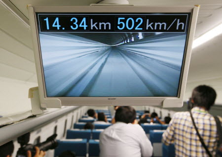 A screen monitor inside Central Japan Railway Co.'s L0 series maglev train shows the train is running at a speed of over 500 km/h during a test-ride. Photo: Kyodo
