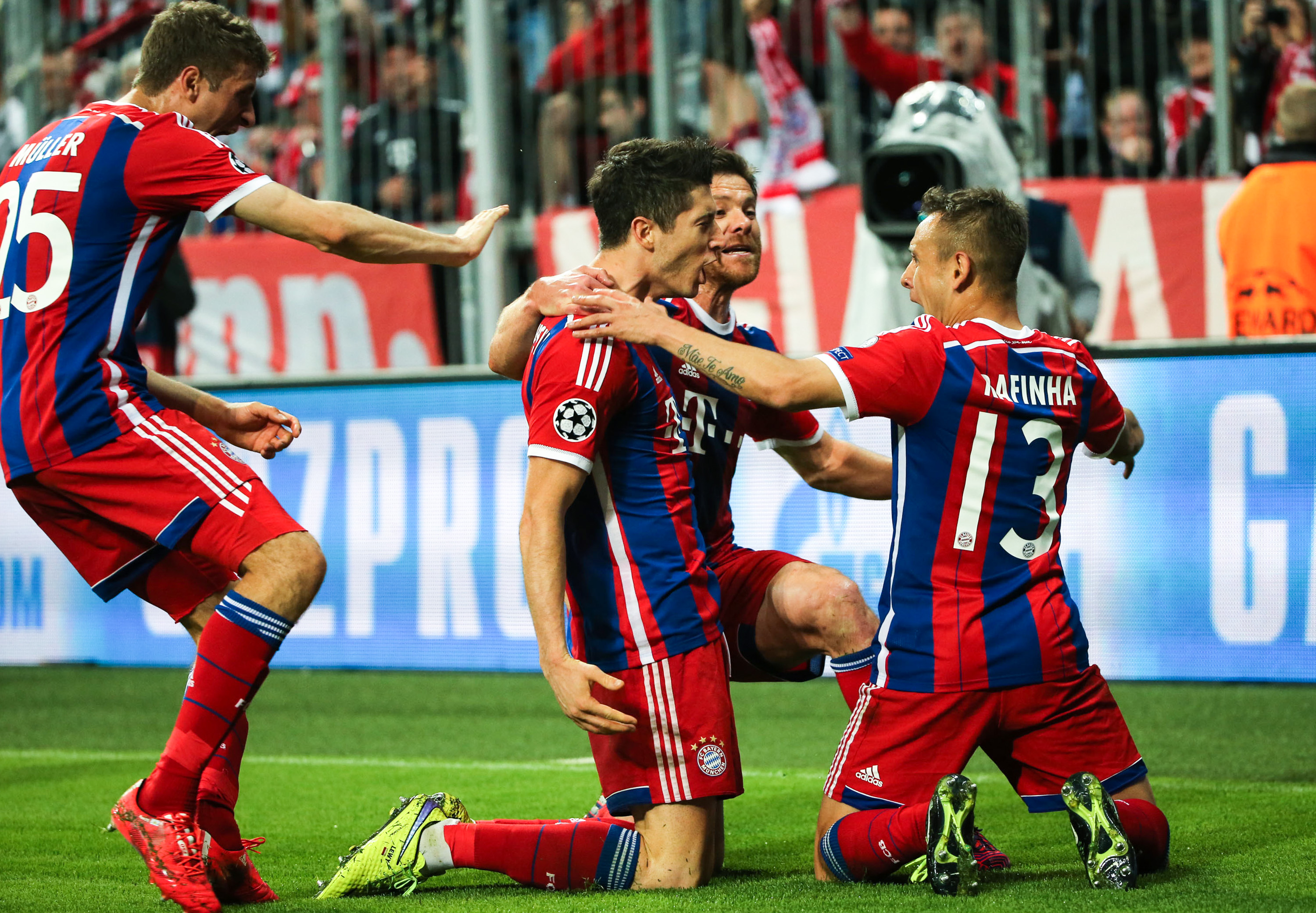 Bayern Munich's Robert Lewandowski (second from left) celebrates a goal with his teammates. Photo: Xinhua
