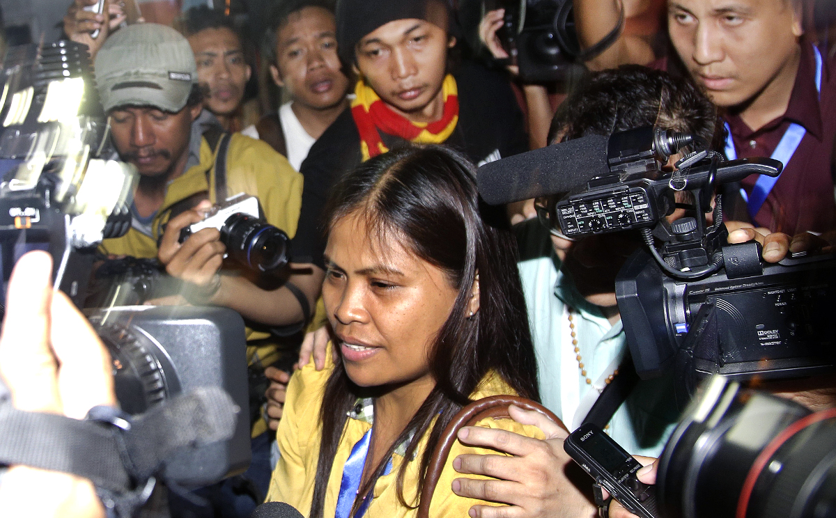 Mary Jane Veloso's sister Marites  is surrounded by the press after visiting her sister at Wijayapura port in Cilacap. Photo: AP