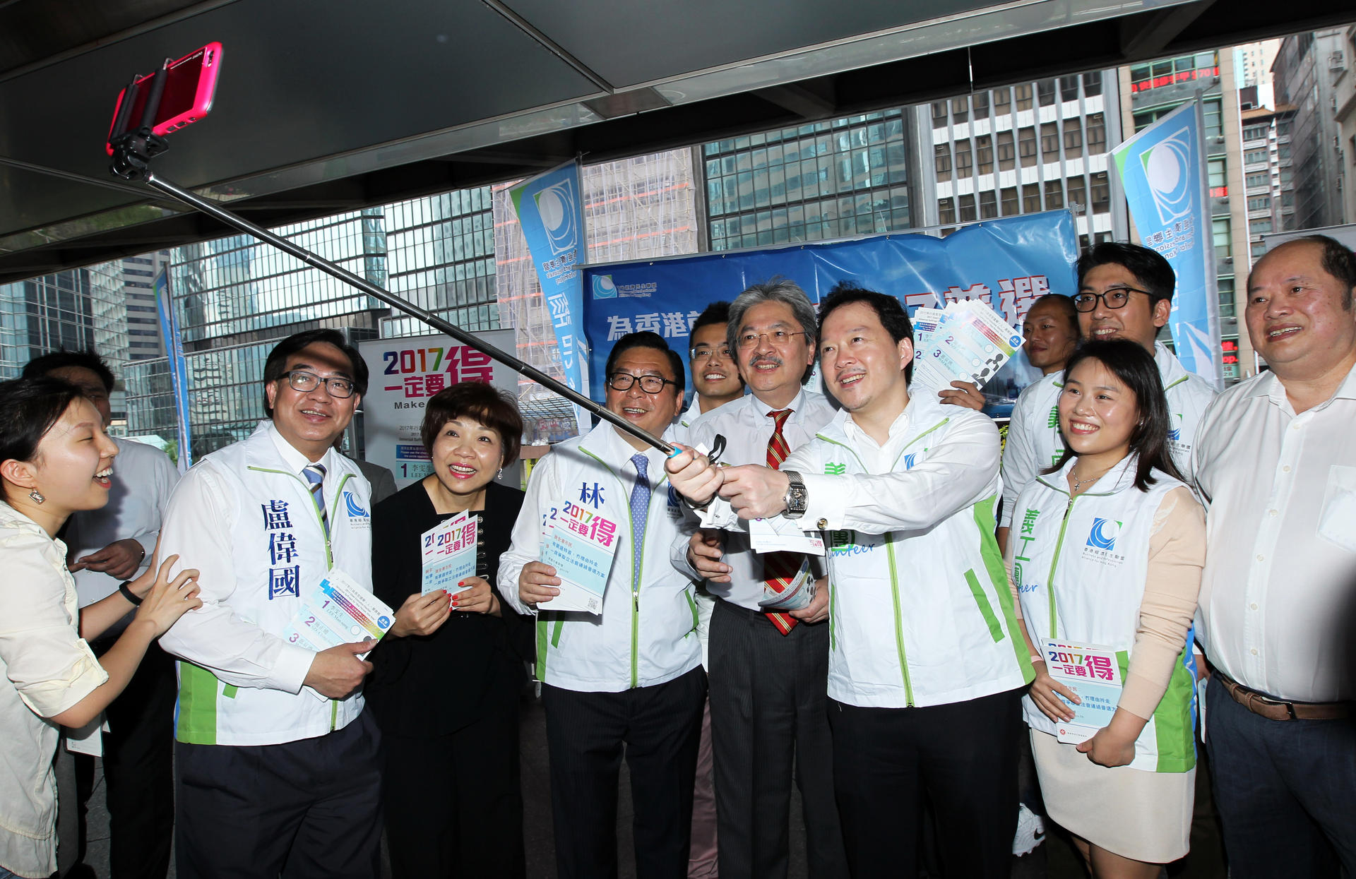 Financial chief John Tsang Chun-wah joins the Business and Professionals Alliance to hand out reform fliers in Central. Photo: Franke Tsang