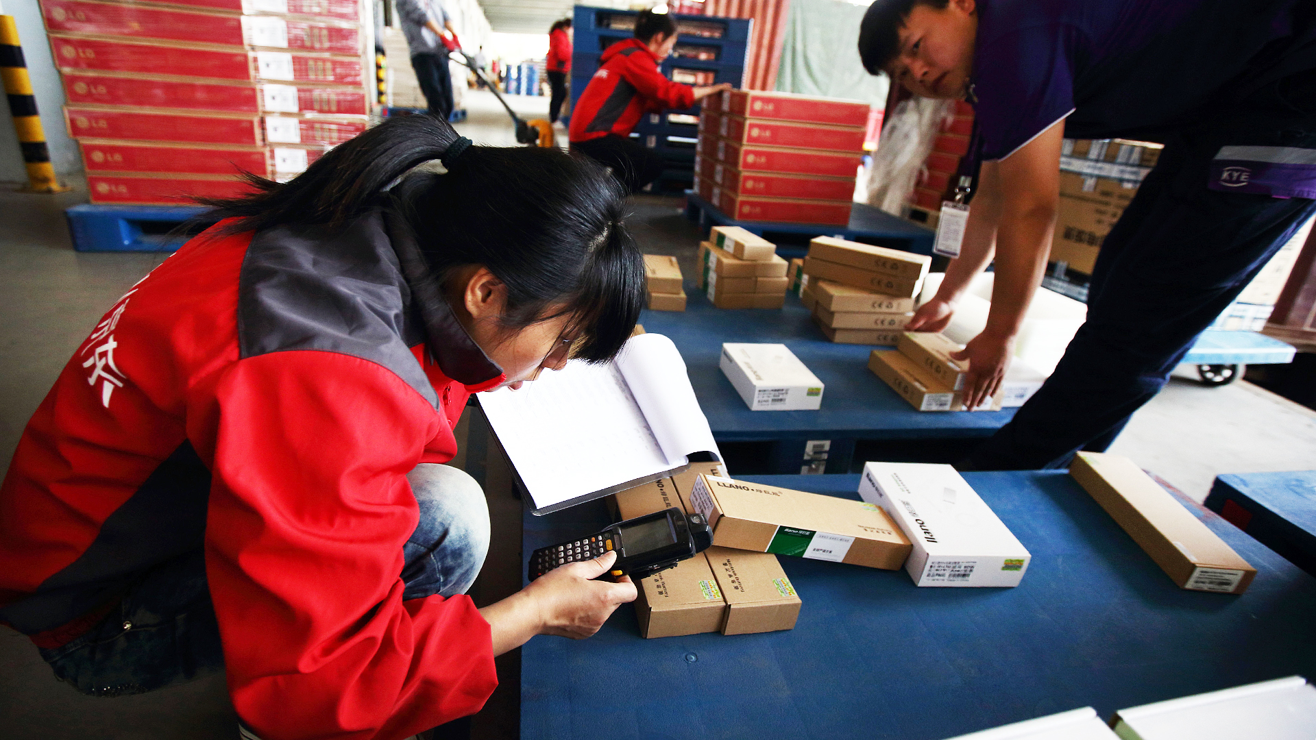 Workers check packages at a JD.com warehouse in Shanghai. Innovative companies, such as e-commerce firms, are key job sources for new university graduates. Photo: Bloomberg  