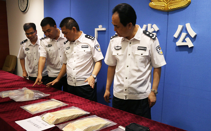 Guangdong police show the press the goods recovered from the suspects. Photo: Guangdong Provincial Public Security
